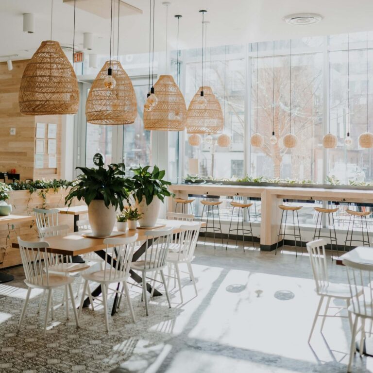Posprzątany lokal gastronomiczny restauracja