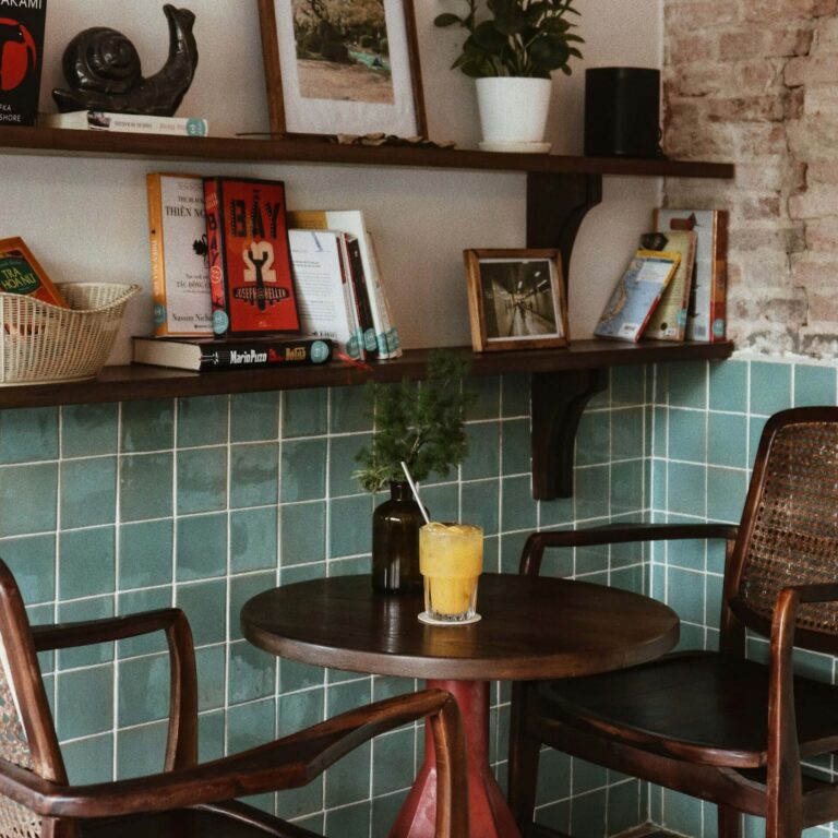 Posprzątany lokal gastronomiczny restauracja